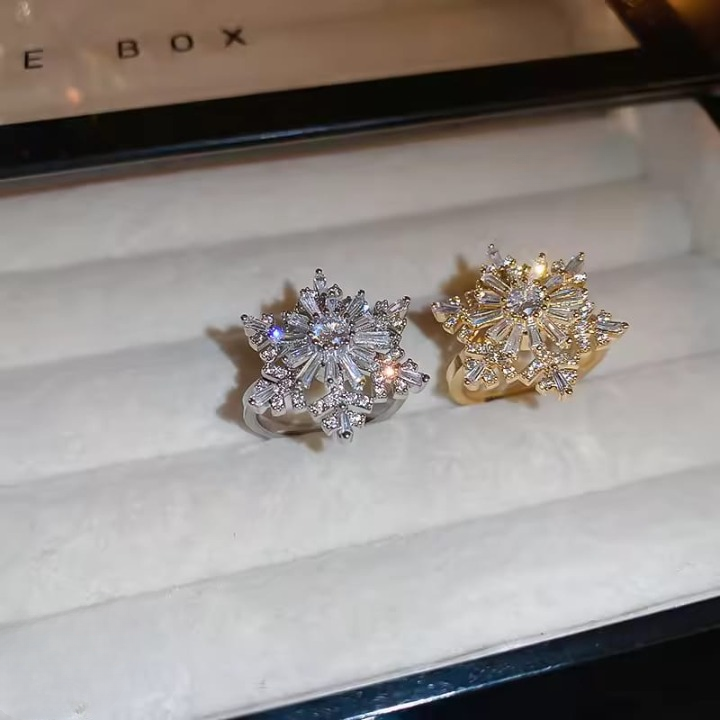 Adjustable Sparkling Flower Rotating Ring