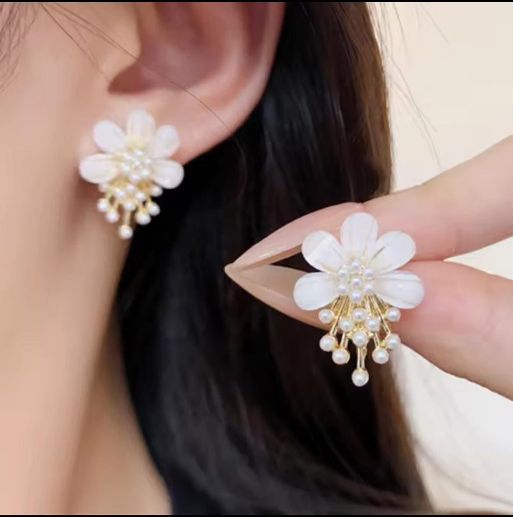Elegant Flower Pearl Earrings